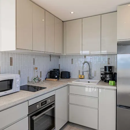 Magnificient 2 Bedroom Flat Sea View - - Centre *