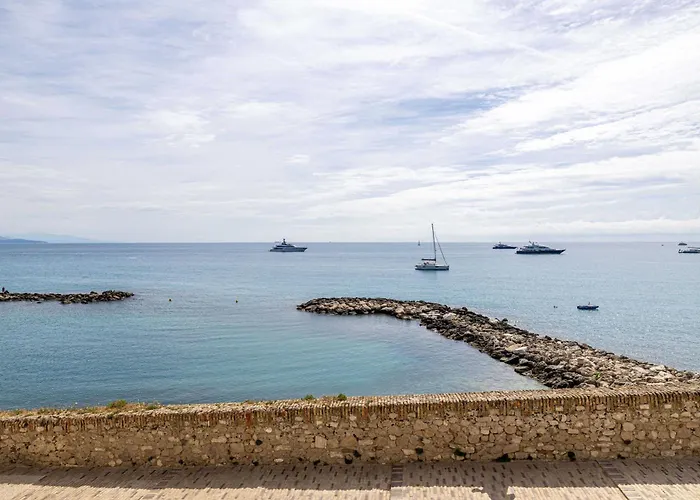 Magnificient 2 Bedroom Flat Sea View - - Centre *