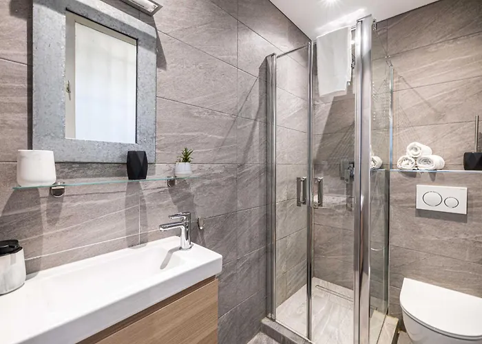 Magnificient 2 Bedroom Flat Sea View - - Centre Antibes